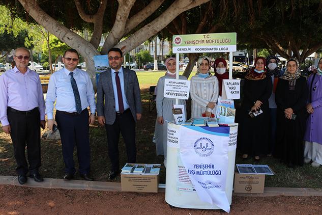 Mersin'de Yenişehir Ilçe Müftülüğü Gençlik Koordinatörlüğü “ücretsiz Kitap Dağıtımı” Etkinliği Düzenledi