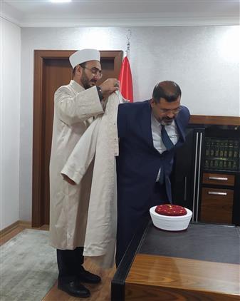 Bursa'da Yıldırım Ilçe Müftüsü Olarak Atanan Ahmet Durmuş Cübbesini Giyerek Göreve Başladı.